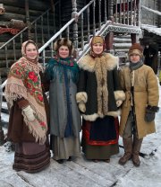 <p><img src="https://novosti-murmanskoy-oblasti.ru/uploads/posts/2025-02/1739541642_z5jzy8sx4go.jpg" alt="" />В карельской деревне Большая Сельга проходят съёмки фильма &laquo;Морозко&raquo;, который станет новой интерпретацией одноимённой сказки, снятой в окрестностях Оленегорска. Об этом сообщил глава Олонецкого района Вадим Мурый на своей странице в соцсетях.</p>
<p><br /><span style="font-size: 14pt;"><em>&mdash; В деревне Большая Сельга произошла настоящая морозная сказка. Олончане приняли участие в съемке новой интерпретации фильма &laquo;Морозко&raquo; режиссёра Эдуарда Бордукова, &mdash; написал Вадим Мурый.</em></span></p>
<p><br />Он также уточнил, что премьера новой версии сказки планируется 14 февраля 2026 года.</p>
<p><br />О том, как проходили &laquo;морозные&raquo; съёмки, рассказала ранее участница Валерия Трубицына в соцсетях.</p>
<p><br /><span style="font-size: 14pt;"><em>&mdash; Одну сцену мы снимали целых пять часов: бесконечная смена ракурсов, отдельные планы для каждого персонажа, десятки дублей под режиссерское &laquo;Живем! Живем!&raquo; Благо на улице был не сильный мороз. Хотя &laquo;Морозко&raquo; нас смог подморозить! &mdash; восклицает Валерия Трубицына.</em></span></p>

<p><em>Фото: Валерия Трубицына (Барышникова) / vk.com/valieria_trubitsyna</em></p>