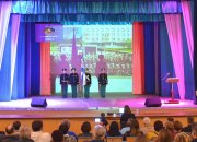 <p><img src="https://novosti-murmanskoy-oblasti.ru/uploads/posts/2025-02/1739867387_photo_2025-02-18_11-26-54.jpg" alt="" />Жителей посёлка Видяево Мурманской области предупредили об отмене концерта, посвящённого Дню защитника Отечества. Он должен был состояться 22 февраля. Об этом рассказали в паблике Дома офицеров Видяевского гарнизона.</p>
<p><br /><span style="font-size: 14pt;"><em>&mdash; Внимание! Концерт, посвящённый Дню защитника Отечества, отменяется. Приносим вам свои изменения, &mdash; сообщили там.</em></span></p>

<p>Уточняется, что изменения связаны с проведением спектакля.</p>
<p><br /><span style="font-size: 14pt;"><em>&mdash; К нам приедет Театр Северного флота! С интересным спектаклем. Приходите обязательно, позже выложим афишу, &mdash; отметили в Видяевсом доме офицеров.</em></span></p>
<p><br />Ранее сообщалось, что Мурманская филармония <a href="https://novosti-murmanskoy-oblasti.ru/49147-murmanskaya-filarmoniya-vozmet-pauzu-nadve-nedeli-stav-ploschadkoy-arkticheskogo-foruma.html" target="_blank">возьмёт</a> &laquo;паузу&raquo; в концертах, став площадкой Арктического форума.</p>

<p><em>Фото: ДОФ Видяевского гарнизона / vk.com/club228643841 из архива</em></p>