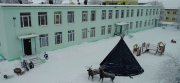 <p><img src="https://novosti-murmanskoy-oblasti.ru/uploads/posts/2025-02/1739950511_photo_2025-02-19_10-19-48.jpg" alt="" />Ранее мы сообщали, что в Ловозере два детских сада № 1 и 2 <a href="https://novosti-murmanskoy-oblasti.ru/48723-ukomplektovannost-detsadov-44-vadministracii-lovozerskogo-rayona-obyasnili-prichiny-reorganizacii.html" target="_blank">присоединят</a> к школе. В районной мэрии пояснили, что причина реорганизации &mdash; в селе стало меньше дошкольников. В 2019 году детские сады Ловозера посещали 595 детей, а в 2024-м &mdash; 387. На 91 ребёнка приходится 15 воспитателей. Укомплектованность дошкольных учреждений &mdash; 44%. Расходы на содержание учреждений дошкольного образования растут.</p>
<p>В год содержание одного ДОУ обходится бюджету примерно в 40 миллионов рублей. По информации областной прокуратуры, при реорганизации детских садов к школе выявлены нарушения законодательства. Принятое 29 января положительное заключение комиссии по оценке последствий решения о соединении этих образовательных организаций не отвечает требованиям закона.</p>
<p>Как уточнили в прокуратуре, в заключении нет результатов голосования членов комиссии, не учтены критерии оценки, обеспеченность доступности образования в соответствии с гособрстандартами. С целью устранения нарушений прокуратурой главе Ловозерского района внесено представление с требованием о проведении повторной оценки последствий реорганизации детских садов.</p>
<p><em>Фото: прокуратура Ловозерского района</em></p>