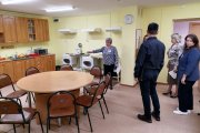 <p><img src="https://novosti-murmanskoy-oblasti.ru/uploads/posts/2025-02/1740032978_ouceezlzduc.jpg" alt="" />В Мончегорске состоялась проверка готовности пунктов временного размещения и питания пострадавшего населения в случае ЧС.</p>
<p><br /><span style="font-size: 14pt;"><em>&mdash; В соответствии с утвержденным планом представителями Управления ГО и ЧС осуществлена проверка ПВР и П № 1, созданного на базе Мончегорской коррекционной школы, &mdash; отметили в спасательном ведомстве.</em></span></p>
<p><br />В частности, проверялись навыки персонала по развертыванию и принятию пострадавшего населения при чрезвычайной ситуации.<br />Уточняется, что в случае необходимости, этот пункт может принять 150 человек.<br /><br /><span style="font-size: 14pt;"><em>&mdash; Руководство школы и персонал, входящий в состав ПВР и П, показали свою готовность к действиям, &mdash; подчеркнули в Управлении ГО и ЧС Мончегорска.</em></span><br /><br /><em>Фото: Управление ГО и ЧС города Мончегорска</em></p>