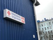 <p><img src="https://novosti-murmanskoy-oblasti.ru/uploads/posts/2025-02/1740468436_krdahm3_uv0.jpg" alt="" />В Мончегорске возбуждено уголовное дело в отношение 40-летней местной жительницы за причинении легкого вреда здоровью своему 38-летнему возлюбленному. Пара поссорилась у себя в квартире.</p>
<p>Мужчина решил выйти на улицу, чтобы прийти в себя и успокоиться. Его сожительница была настолько разгневана, что бросила в мужчину с балкона пятого этажа дома камень для заточки ножей. Это предмет угодил сожителю в затылок.</p>
<p>Пострадавший обратился в больницу, а уже оттуда об инциденте сообщили в полицию. Известно, что женщина ранее умела проблемы с законом &mdash; она была судима за совершение имущественных преступлений.</p>
<p><em>Фото: Надежда Фролова</em></p>