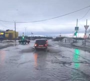 <p><img src="https://novosti-murmanskoy-oblasti.ru/uploads/posts/2025-02/1740472901_lix-bp_sjhu.jpg" alt="" />Из-за растаявшего снега на проезжей части в Мончегорске появилось &laquo;озеро&raquo;. Местные жители шутят, что без лодок передвигаться по городу стало невозможно. О &laquo;поплывшей&raquo; дороге рассказали в паблике &laquo;Мончегорская правда&raquo;.</p>
<p><br /><em><span style="font-size: 14pt;">&mdash; Повышенный спрос на лодки замечен в Мончегорске. Без них передвигаться по городу просто невозможно, &mdash; отметили там.</span></em></p>
<p><br />В комментариях северяне рассказали, что такая ситуация происходит не первый раз, так что удивительного в этом мало.</p>
<p><br /><span style="font-size: 14pt;"><em>&mdash; Нормально так поплыли, но не впервой, &mdash; подчеркнула Галина Вересова.</em></span></p>
<p><br />Некоторые пользователи вполне логично объясняют появление &laquo;озера&raquo;.</p>
<p><br /><span style="font-size: 14pt;"><em>&mdash; Снег вовремя нужно убирать! &mdash; написал Виктор Волков.</em></span></p>
<p><br /><span style="font-size: 14pt;"><em>&mdash; Сколько в Мончегорске, но такой ситуации не видела много лет, &mdash; рассказала Елена Девяткина.</em></span></p>
<p><br />При этом, как отмечают северяне на официальной странице губернатора региона в соцсетях, дорожные службы принялись устранять последствия таяния снега.</p>
<p><br /><em><span style="font-size: 14pt;">&mdash; Хочу выразить благодарность дорожным службам Мончегорска, которые вышли на бой со стихией устраняют таяние снега на дорогах города всевозможными способами. Была приятно удивлена, &mdash; рассказала Елена Дебеляк.</span></em></p>
<p><br /><em>Фото: https://vk.com/monchanews</em></p>