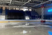 <p><img src="https://novosti-murmanskoy-oblasti.ru/uploads/posts/2025-02/1740488515_1734425606_pv26lhnjqgu.jpg" alt="" /></p>
<p>В Оленегорске отремонтированный Ледовый дворец планируют открыть в новом спортивном сезоне. Об этом сообщили в администрации муниципалитета, комментируя обращение северянина Валерия Давыдова.</p>
<p><br /><span style="font-size: 14pt;"><em>&mdash; В Оленегорске Ледовый до того доремонтировали, что закрыли, &mdash; посетовал он.</em></span><br /><br />В ответ в администрации Оленегорска пояснили, что ремонт здания Дворца продолжается.<br /><br /><span style="font-size: 14pt;"><em>&mdash; Были проведены обследования здания, по результатам которых было вынесено положительное заключение. В настоящее время продолжается ранее приостановленный ремонт. Ледовый дворец будет готовиться к открытию в новом спортивном сезоне, &mdash; уточнили в мэрии.</em></span><br /><br />Ранее сообщалось, что работы по реконструкции Ледового дворца в Оленегорске были приостановлены из-за выявленных в ходе работ <a href="https://novosti-murmanskoy-oblasti.ru/47365-obnaruzheny-otkloneniya-v-konstruktive-zdaniya-rekonstrukciyu-ledovogo-dvorca-v-olenegorske-priostanovili.html" target="_blank">отклонений</a> в конструктиве здания.</p>
<p><br />Напомним, о <a href="https://novosti-murmanskoy-oblasti.ru/41952-ledovyy-dvorec-v-olenegorske-nachal-preobrazhatsya.html" target="_blank">начале реконструкции</a> Ледового дворца в Оленегорске сообщили в декабре 2023 года. Это здание &mdash; первый построенный в Мурманской области Ледовый Дворец с искусственным льдом, рассказали ранее в Минстрое региона.<br /><br /><em>Фото: Администрация города Оленегорска</em></p>