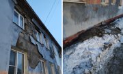 <p><img src="https://novosti-murmanskoy-oblasti.ru/uploads/posts/2025-02/1740650557_mycollages510.jpg" alt="" />В Никеле жильцам двухэтажного дома № 19 по ул. Мира, фасад которого уже обваливается, 18 лет придется ждать капитального ремонта. Такие сведения указаны в региональной программе капремонта многоквартирных домов.<br /><br /><span style="font-size: 14pt;"><em>&mdash; Рушится фасад дома. Чуть на голову не упало, кошмар! Скоро на голову упадет кому-нибудь, тогда может и сделают что-то?! &mdash; цитирует слова одного из читателей паблик &laquo;Никель [Ni]&raquo;.</em></span><br /><br />Отмечается, что дом был построен в 1954 году. При этом, судя по информации онлайн-сервиса Дом.МинЖКХ, физический износ фундамента, внутренних стен, кровли, отделки помещений общего назначения составляет 40%, окон, дверей и перекрытий &mdash; 45%.<br /><br /><em>Фото: https://vk.com/nikel_ni</em></p>