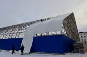 <p><img src="https://novosti-murmanskoy-oblasti.ru/uploads/posts/2025-03/1741078217_fq1joxsuxiq.jpg" alt="" />В Никеле приступили к монтажу тентового полотна на хоккейном корте. Об этом сообщили в администрации Печенгского округа.<br /><br /><span style="font-size: 14pt;"><em>&mdash; Каркас тента уже готов, и совсем скоро корт обретет &laquo;крышу&raquo;. Крытый хоккейный корт уже в следующем году позволит никельчанам наслаждаться хоккеем даже в лютую пургу, &mdash; отметили в администрации муниципалитета.</em></span><br /><br />Напомним, крытый ледовый корт в Никеле возводится на месте бывшей открытой хоккейной коробки, которую перенесли в другое место.<br /><br /><em>Фото: Администрация Печенгского округа</em></p>