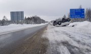 <p><img src="https://novosti-murmanskoy-oblasti.ru/uploads/posts/2025-03/1741173913_photo_2025-03-05_14-15-39.jpg" alt="" />Отделалась сильным испугом автоледи, управлявшая автомобилем &laquo;Хендай&raquo;. 34-летняя женщина ехала за рулем иномарки по &laquo;ленинградке&raquo; в направление Санкт-Петербурга.</p>
<p>На 1208 километре трассы в Полярнозоринском районе не справилась с управлением. Машина перевернулась и приземлилась на крышу возле дорожного указателя.</p>
<p>В результате дорожно-транспортного происшествия автоледи не пострадала. На месте происшествия её осмотрели работники скорой медицинской помощи.</p>
<p><em>Фото: УГИБДД по МО</em></p>