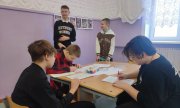 <p><img src="https://novosti-murmanskoy-oblasti.ru/uploads/posts/2025-03/1741182648_8ajxcvwt8a0.jpg" alt="" />Ученики школы № 1 в Никеле отпраздновали Всемирный день выключенных гаджетов. На переменах учащиеся играли в шахматы и настольные игры, читали книги, рисовали, танцевали и пели, а вот телефонами не пользовались. Об этом рассказали в паблике &laquo;Навигаторы детства МБОУ СОШ № 1, Никель&raquo;.</p>
<p><br /><span style="font-size: 14pt;"><em>&mdash; Каждый год 5 марта отмечается Всемирный День выключенных гаджетов. В наше время гаджеты стали неотъемлемой частью жизни, и зачастую мы забываем о том, что реальный мир не менее интересен и увлекателен, &mdash; отметили там.</em></span></p>
<p><br />Кроме того, активисты &laquo;Движения Первых&raquo; подготовили и провели флешмоб.</p>
<p><br /><span style="font-size: 14pt;"><em>&mdash; Будем практиковать такое чаще. Нам, взрослым, тоже важно не забывать проводить время с близкими, заниматься любимым хобби или просто наслаждаться прогулками, не отвлекаясь на мобильные телефоны и интернет, &mdash; подчеркнули в учебном заведении.</em></span></p>

<p><em>Фото: https://vk.com/club228494345</em></p>