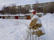 <p><img src="https://novosti-murmanskoy-oblasti.ru/uploads/posts/2025-03/1741601900_cjpo-9kgxfk.jpg" alt="" /></p>
<p>В Мончегорске неизвестные на берегу озера разрушили и столкнули со скамьи арт-объкт &laquo;Рыбачок&raquo; .О случившемся рассказали в паблике &laquo;Подслушано Мончегорск&raquo;.</p>
<p><br /><span style="font-size: 14pt;"><em>&mdash; Вандалы разломали арт-объект. Видите камни с надписями внутри рыбака? На каждом камне добрые жители любимого города оставляли послания любви к Мончегорску, к своей семье. Больше нет камней. Рыбака вырвали со скамейки, сломали ногу и выкинули в озеро! &mdash; рассказал пользователь Лёва Денисов.</em></span></p>
<p><br />Также северяне в соцсетях сообщают, сейчас в скульптуре нет большей части камней и в целом состояние арт-объекта достаточно плачевное.</p>

<p><span style="font-size: 14pt;"><em>&mdash; Мы рыбака своими силами на место и поставили. На данный момент, нет 70% камней. Сломаны крепления к скамейке. Погнута нога &mdash; отметили в паблике &laquo;Мончегорск портал&raquo;.</em></span></p>
<p><br />В комментариях пользователи с сожалением отреагировали на случившееся.</p>
<p><br /><span style="font-size: 14pt;"><em>&mdash; Видела. Испоганили, вандалы. Изменился. Спасибо тем, кто поправил. Но уже не тот рыбак, &mdash; отметила Наталья Терелло.</em></span></p>
<p><br />Напомним, что &laquo;Рыбачок&raquo;, сидящий с удочкой на скамейке возле озера в Мончегорске, появился в конце июня минувшего года. Во время фестиваля &laquo;Гаражане&raquo; мончегорцы написали на камнях свои пожелания городу, после чего заполнили ими каркас проволочной скульптуры. Впоследствии &laquo;Рыбачку&raquo; дали имя &mdash; Хранитель.</p>

<p><em>Фото: https://vk.com/mnchgrsk</em></p>