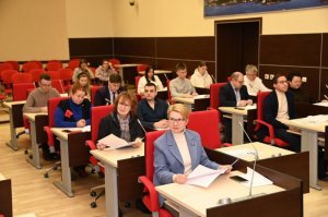 Трагедия случилась сегодня вечером, около восемнадцати часов. ДТП произошло в районе одинадцатого километра североморской дороги. По предварительной информации, иномарка выехала на встречную полосу. <br /><br />Причины пока неизвестны. В машине находились трое человек. Среди них ребенок. Автомобиль столкнулся с грузовиком. Пассажиры легковушки погибли. Собралась большая пробка. <br /><br />Еще одна авария, но тремя часами позже, произошла в Мурманске в районе нерегулируемого перехода улицы Копытова. Пострадавший - пешеход. В результате ДТП на некоторое время встали троллейбусы. Объезжать их машинам приходилось по "встречке". Обстоятельства ДТП устанавливают полицейские.<br /><i>Фото: УГИБДД по Мурманской области</i>