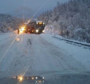 <p>В отношении бывшего главы ЗАТО Видяево Сергея Богзы возбуждено еще одно уголовное дело — он подозревается в злоупотреблении должностными полномочиями. Об этом сообщили в СУ СК России по Мурманской области.</p>
<p>Так, по версии следствия, в 2023 году из областного бюджета были выделены денежные средства в размере 4 500 000 рублей, которые предназначались для приобретения микроавтобуса и ремонтных работ для нужд спортивно-оздоровительного комплекса в ЗАТО Видяево.</p>
<p><i>— Фигурант дал указание сотрудникам комплекса, находящимся от него в служебной зависимости, за счет бюджетных средств в размере 3 150 000 рублей осуществить закупку автотранспортного средства (автобуса) у его бывшей супруги, как у единственного поставщика и без предварительной оценки стоимости транспортного средства. При этом фактическим владельцем вышеуказанного транспортного средства являлся сам подозреваемый, автобус приобретен им в 2022 году, — пояснили в ведомстве.</i></p>
<p>
<div id="yandex_rtb_R-A-12070551-1"></div>
<script>
window.yaContextCb.push(() => {
Ya.Context.AdvManager.render({
"blockId": "R-A-12070551-1",
"renderTo": "yandex_rtb_R-A-12070551-1"
})
})
</script>
</p>
<p>Деньги в качестве оплаты по договору поступили на банковский счет бывшей супруги Сергея Богзы в декабре 2023 года. При этом согласно проведенной экспертизе фактическая стоимость автомобиля не превышает 1 791 900 рублей.</p>
<p><i>— Преступление выявлено и пресечено следователями следственного управления во взаимодействии с сотрудниками УФСБ России по Мурманской области. В настоящее время в рамках уголовного дела проводятся следственные действия, направленные на сбор и закрепление доказательственной базы, — уточнили в СУ СКР по Мурманской области.</i></p>
<p>
<div id="yandex_rtb_R-A-12070551-4"></div>
<script>
window.yaContextCb.push(() => {
Ya.Context.AdvManager.render({
"blockId": "R-A-12070551-4",
"renderTo": "yandex_rtb_R-A-12070551-4"
})
})
</script>
</p>
<p>Прокуратура Мурманской области признала законным и обоснованным возбуждение дополнительного уголовного дела в отношении экс-главы Видяево.</p>
<p>Ранее сообщалось, что главу ЗАТО Видяево обвинили в <a target="_blank" rel="noopener noreferrer" href="https://novosti-murmanskoy-oblasti.ru/51322-glavu-zato-vidyaevo-obvinili-v-poluchenii-vzyatki-v-osobo-krupnom-razmere-i-zaklyuchili-pod-strazhu.html">получении взятки</a> в особо крупном размере и заключили под стражу.</p>
<p>
<div id="yandex_rtb_R-A-12070551-5"></div>
<script>
window.yaContextCb.push(() => {
Ya.Context.AdvManager.render({
"blockId": "R-A-12070551-5",
"renderTo": "yandex_rtb_R-A-12070551-5"
})
})
</script>
</p>
<p><i>Фото: СУ СК России по Мурманской области</i></p>