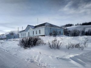 <p>В этом году 21 марта отмечается День весеннего солнцеворота или равноденствия. Праздник ассоциировался у наших предков с приходом весны. Было принято восхвалять Солнце. Считалось, что в этот день природа просыпается от зимы, тьма уходит, а светлых дней становится больше.</p>
<p>Внимательно в этот день наблюдали и за погодой. Если было ясно и солнечно, то лето должно быть теплым и урожайным. Если дождливо, то лета станет пасмурным. Теплый ветер предсказывал раннюю и мягкую весну. Холодный — предвещал затяжную весну с заморозками.</p>
<p>Жителям Островного предлагают вспомнить о традициях и порадоваться наступлению весны вместе. Центр культуры ЗАТО приглашает 22 марта в 15:00 в культурное пространство «Саамский уголок» на мастер-класс по росписи пряников, приуроченный ко Дню весеннего солнцеворота.</p>
<p>
<div id="yandex_rtb_R-A-12070551-1"></div>
<script>
window.yaContextCb.push(() => {
Ya.Context.AdvManager.render({
"blockId": "R-A-12070551-1",
"renderTo": "yandex_rtb_R-A-12070551-1"
})
})
</script>
</p>
<p><i>Фото: Татьяна Ланкинен</i></p>