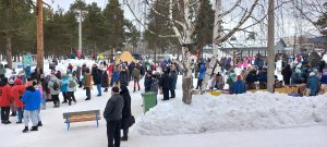 Бренд «Русское море» известен всем жителям России, кажется, без исключения. Теперь компания будет называться «Русская аквакультура».<br /><b>Инвестиции в производство</b><br /><br /> Выбор названия совсем не случаен: новая структура займется выращиванием рыбы. Собственники будут вкладывать немалые деньги в это предприятие. Сумма вложений достигнет 13 миллиардов рублей.<br />При этом будет запущен завод по выпуску корма для рыб. Причем завод будут строить «с нуля». Также построят фабрику, на которой будут выращиваться мальки лосося. Сейчас корпорация «Русское море» импортирует и корма, и мальков из Норвегии. <br />Новый отечественный производитель уже занимается выращиванием аквакультур. «Русское море» выращивает форель и семгу. Рыба разводится в Карелии и Мурманской области. Компания также является владельцем цеха первичной обработки рыбы, находящегося рядом с границей с Норвегией. <br /><br /><b>Зависимость от импорта – это плохо</b><br /><br />Разведение лосося поможет избавиться от импортной зависимости. Оказывается, в России не достаточно собственного смолта (мальков лосося), чтобы поддерживать популяцию искусственно выращиваемых лососей. <br />Посмотрим, насколько будет эффективным новый проект по развитию отрасли аквакультуры в России. Сейчас эта отрасль находится в плачевном состоянии.<br /><br />