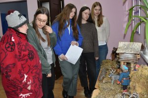 Бренд «Русское море» известен всем жителям России, кажется, без исключения. Теперь компания будет называться «Русская аквакультура».<br /><b>Инвестиции в производство</b><br /><br /> Выбор названия совсем не случаен: новая структура займется выращиванием рыбы. Собственники будут вкладывать немалые деньги в это предприятие. Сумма вложений достигнет 13 миллиардов рублей.<br />При этом будет запущен завод по выпуску корма для рыб. Причем завод будут строить «с нуля». Также построят фабрику, на которой будут выращиваться мальки лосося. Сейчас корпорация «Русское море» импортирует и корма, и мальков из Норвегии. <br />Новый отечественный производитель уже занимается выращиванием аквакультур. «Русское море» выращивает форель и семгу. Рыба разводится в Карелии и Мурманской области. Компания также является владельцем цеха первичной обработки рыбы, находящегося рядом с границей с Норвегией. <br /><br /><b>Зависимость от импорта – это плохо</b><br /><br />Разведение лосося поможет избавиться от импортной зависимости. Оказывается, в России не достаточно собственного смолта (мальков лосося), чтобы поддерживать популяцию искусственно выращиваемых лососей. <br />Посмотрим, насколько будет эффективным новый проект по развитию отрасли аквакультуры в России. Сейчас эта отрасль находится в плачевном состоянии.<br /><br />