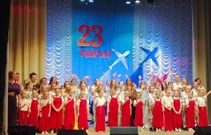 Необычного пассажира трехколесного транспортного средства заметила жительница поселка. В коляске мотоцикла сидела лайка. Водитель, по-видимому, отлучился и оставил своего четвероногого друга охранять мотоцикл. <br /><br />Удивило и насмешило прохожих то, что хозяин животного по всем правилам, рассчитанным на людей, надел на пса шлем. <br /><br />Тем временем, собака была серьезна и спокойна, видимо, такие поездки и в этой амуниции для нее — не впервой. <br /><br /><i>Фото: vk.com/sabupowa58</i>