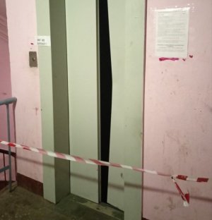 Бренд «Русское море» известен всем жителям России, кажется, без исключения. Теперь компания будет называться «Русская аквакультура».<br /><b>Инвестиции в производство</b><br /><br /> Выбор названия совсем не случаен: новая структура займется выращиванием рыбы. Собственники будут вкладывать немалые деньги в это предприятие. Сумма вложений достигнет 13 миллиардов рублей.<br />При этом будет запущен завод по выпуску корма для рыб. Причем завод будут строить «с нуля». Также построят фабрику, на которой будут выращиваться мальки лосося. Сейчас корпорация «Русское море» импортирует и корма, и мальков из Норвегии. <br />Новый отечественный производитель уже занимается выращиванием аквакультур. «Русское море» выращивает форель и семгу. Рыба разводится в Карелии и Мурманской области. Компания также является владельцем цеха первичной обработки рыбы, находящегося рядом с границей с Норвегией. <br /><br /><b>Зависимость от импорта – это плохо</b><br /><br />Разведение лосося поможет избавиться от импортной зависимости. Оказывается, в России не достаточно собственного смолта (мальков лосося), чтобы поддерживать популяцию искусственно выращиваемых лососей. <br />Посмотрим, насколько будет эффективным новый проект по развитию отрасли аквакультуры в России. Сейчас эта отрасль находится в плачевном состоянии.<br /><br />
