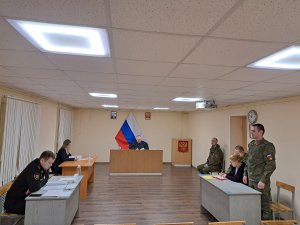 <p>В республике Башкортостан задержали подозреваемого в убийстве человека, скелетированные останки которого нашли дне Мотовского залива Мурманской области. Оказалось, что они принадлежат мужчине, который с 2016 года числился пропавшим без вести. Его костные останки обнаружил дайвер в сентябре 2024 года, сообщили в СУ СК России по Мурманской области.</p>
<p><i>— По версии следствия, в 2016 году обвиняемый, находясь на рыбалке в акватории Мотовского залива на территории ЗАТО город Заозёрск, в ходе конфликта со своим знакомым 1972 года рождения нанес последнему несколько ударов ножом, от которых потерпевший скончался. В целях сокрытия тела мужчины фигурант привязал к его ноге груз и бросил в залив, — уточнили в ведомстве.</i></p>
<p>Следственным отделом по ЗАТО Мурманской области обвинение в убийстве предъявлено жителю республики Башкортостан 1983 года рождения, который покинул Мурманскую область несколько лет назад.</p>
<p>
<div id="yandex_rtb_R-A-12070551-1"></div>
<script>
window.yaContextCb.push(() => {
Ya.Context.AdvManager.render({
"blockId": "R-A-12070551-1",
"renderTo": "yandex_rtb_R-A-12070551-1"
})
})
</script>
</p>
<p>Личности потерпевшего и предполагаемого преступника, а также обстоятельства убийства удалось установить благодаря молекулярно-генетическим судебным экспертизам, допросам свидетелей и анализу материалов о безвестно пропавших лицах.</p>
<p>Отмечается, что фигурант установлен и задержан на территории республики Башкортостан. По ходатайству следствия межрайонным судом республики его заключили под стражу.</p>
<p>
<div id="yandex_rtb_R-A-12070551-4"></div>
<script>
window.yaContextCb.push(() => {
Ya.Context.AdvManager.render({
"blockId": "R-A-12070551-4",
"renderTo": "yandex_rtb_R-A-12070551-4"
})
})
</script>
</p>
<p><i>Фото: https://t.me/su_skr51</i></p>