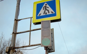 <p>В&nbsp;Заполярье возле Африканды и&nbsp;Печенги автомобили не&nbsp;удержались на&nbsp;дороге и&nbsp;вылетели в&nbsp;кювет. ДТП случились накануне, 20&nbsp;марта, сообщили в&nbsp;Управлении по&nbsp;ГОЧС и&nbsp;ПБ&nbsp;по&nbsp;Мурманской области.</p>
<p>Так, в&nbsp;16.51 спасателям поступила информация, что на&nbsp;4&nbsp;км дороги Полярные Зори&nbsp;— Африканда в&nbsp;кювет съехал автомобиль Renault Sandero. В&nbsp;результате ДТП пострадал один человек, его госпитализировали.</p>
<p>
            <div id="yandex_rtb_R-A-12070551-1"></div>
            <script>
              window.yaContextCb.push(() => {
                Ya.Context.AdvManager.render({
                 "blockId": "R-A-12070551-1",
                 "renderTo": "yandex_rtb_R-A-12070551-1"
                })
              })
            </script>
          </p>
<p>Чуть ранее в&nbsp;Печенгском округе на&nbsp;1497&nbsp;км федеральной трассы Р-21 «Кола» вылетел с&nbsp;дороги и&nbsp;опрокинулся Opel&nbsp;Astra.</p>
<p><i>—&nbsp;В&nbsp;результате ДТП пострадал один человек, от&nbsp;госпитализации он&nbsp;отказался,&nbsp;— уточнили в&nbsp;спасательном ведомстве.</i></p>
<p>
            <div id="yandex_rtb_R-A-12070551-4"></div>
            <script>
              window.yaContextCb.push(() => {
                Ya.Context.AdvManager.render({
                  "blockId": "R-A-12070551-4",
                  "renderTo": "yandex_rtb_R-A-12070551-4"
                })
              })
            </script>
          </p>
<p>Сотрудниками Госавтоинспекции по&nbsp;Мурманской области устанавливаются причины произошедшего.</p>
<p><i>Фото: Управление по&nbsp;ГОЧС и&nbsp;ПБ&nbsp;по&nbsp;Мурманской области</i></p><p>
            <div id="containerId357026"></div>
            <script>
              (function(w, d, c, s, t){
                w[c] = w[c] || [];
                w[c].push(function(){
                  gnezdo.create({
                    tizerId: 357026,
                    containerId: "containerId357026"
                  });
                });
              })(window, document, "gnezdoAsyncCallbacks");
            </script>
          </p>
