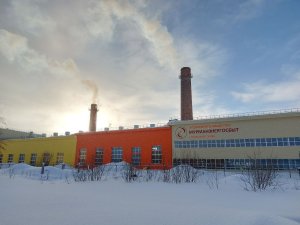 <p>В республике Башкортостан задержали подозреваемого в убийстве человека, скелетированные останки которого нашли дне Мотовского залива Мурманской области. Оказалось, что они принадлежат мужчине, который с 2016 года числился пропавшим без вести. Его костные останки обнаружил дайвер в сентябре 2024 года, сообщили в СУ СК России по Мурманской области.</p>
<p><i>— По версии следствия, в 2016 году обвиняемый, находясь на рыбалке в акватории Мотовского залива на территории ЗАТО город Заозёрск, в ходе конфликта со своим знакомым 1972 года рождения нанес последнему несколько ударов ножом, от которых потерпевший скончался. В целях сокрытия тела мужчины фигурант привязал к его ноге груз и бросил в залив, — уточнили в ведомстве.</i></p>
<p>Следственным отделом по ЗАТО Мурманской области обвинение в убийстве предъявлено жителю республики Башкортостан 1983 года рождения, который покинул Мурманскую область несколько лет назад.</p>
<p>
<div id="yandex_rtb_R-A-12070551-1"></div>
<script>
window.yaContextCb.push(() => {
Ya.Context.AdvManager.render({
"blockId": "R-A-12070551-1",
"renderTo": "yandex_rtb_R-A-12070551-1"
})
})
</script>
</p>
<p>Личности потерпевшего и предполагаемого преступника, а также обстоятельства убийства удалось установить благодаря молекулярно-генетическим судебным экспертизам, допросам свидетелей и анализу материалов о безвестно пропавших лицах.</p>
<p>Отмечается, что фигурант установлен и задержан на территории республики Башкортостан. По ходатайству следствия межрайонным судом республики его заключили под стражу.</p>
<p>
<div id="yandex_rtb_R-A-12070551-4"></div>
<script>
window.yaContextCb.push(() => {
Ya.Context.AdvManager.render({
"blockId": "R-A-12070551-4",
"renderTo": "yandex_rtb_R-A-12070551-4"
})
})
</script>
</p>
<p><i>Фото: https://t.me/su_skr51</i></p>