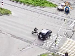 <p>Подростка обвиняют в совершении пяти хищений денег с банковского счета. С 3 августа по 14 октября 2024 года парень, находясь в квартире, втихаря взял телефон отчима.<br />На гаджет было установлено приложение &laquo;мобильный банк&raquo;. Парень совершил пять денежных переводов на общую сумму 119 тысяч рублей на свой собственный счет. После деньги потратил.<br />Потерпевший обратился в полицию. Вскоре оперативники установили личность несовершеннолетнего. На стадии предварительного следствия подросток признал вину и возместил ущерб.<br />За совершение каждого из преступлений установлено наказание в виде лишения свободы на срок до 6 лет со штрафом и с ограничением свободы либо без таковых. Уголовное дело уже в суде.</p>
<p><em>Фото: Екатерина Громова</em></p>