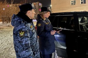 <p>Подростка обвиняют в совершении пяти хищений денег с банковского счета. С 3 августа по 14 октября 2024 года парень, находясь в квартире, втихаря взял телефон отчима.<br />На гаджет было установлено приложение &laquo;мобильный банк&raquo;. Парень совершил пять денежных переводов на общую сумму 119 тысяч рублей на свой собственный счет. После деньги потратил.<br />Потерпевший обратился в полицию. Вскоре оперативники установили личность несовершеннолетнего. На стадии предварительного следствия подросток признал вину и возместил ущерб.<br />За совершение каждого из преступлений установлено наказание в виде лишения свободы на срок до 6 лет со штрафом и с ограничением свободы либо без таковых. Уголовное дело уже в суде.</p>
<p><em>Фото: Екатерина Громова</em></p>