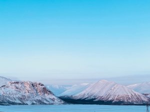 <p>В Мурманской области продолжается учебно-тренировочный сбор по применению техники повышенной проходимости. В центре Хибин спасателей поприветствовал советник Главы МЧС России Даниил Мартынов.<br /><span style="font-size: 14pt;"><em>&mdash; От каждого из вас зависит дальнейшее развитие снегоходного направления в министерстве. Мы обязаны с вами своими руками, своими силами и потом создать мощную инструкторскую снегоходную школу МЧС России, &mdash; отметил Даниил Мартынов.</em></span><br />Советник Главы МЧС ознакомился с работой дежурной смены на контрольно-спасательном посту Куэльпорр. Эта точка находится в горах. Пост играет ключевую роль в обеспечении безопасности туристов. Спасатели провели теоретические и практические занятия по оказанию первой медицинской помощи.</p>
<p><em>Фото: ГУ МЧС России по МО</em></p>