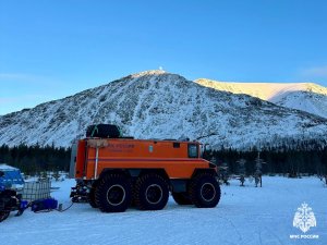 <p>В Мурманской области продолжается учебно-тренировочный сбор по применению техники повышенной проходимости. В центре Хибин спасателей поприветствовал советник Главы МЧС России Даниил Мартынов.<br /><span style="font-size: 14pt;"><em>&mdash; От каждого из вас зависит дальнейшее развитие снегоходного направления в министерстве. Мы обязаны с вами своими руками, своими силами и потом создать мощную инструкторскую снегоходную школу МЧС России, &mdash; отметил Даниил Мартынов.</em></span><br />Советник Главы МЧС ознакомился с работой дежурной смены на контрольно-спасательном посту Куэльпорр. Эта точка находится в горах. Пост играет ключевую роль в обеспечении безопасности туристов. Спасатели провели теоретические и практические занятия по оказанию первой медицинской помощи.</p>
<p><em>Фото: ГУ МЧС России по МО</em></p>