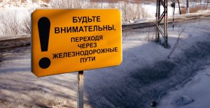 Бренд «Русское море» известен всем жителям России, кажется, без исключения. Теперь компания будет называться «Русская аквакультура».<br /><b>Инвестиции в производство</b><br /><br /> Выбор названия совсем не случаен: новая структура займется выращиванием рыбы. Собственники будут вкладывать немалые деньги в это предприятие. Сумма вложений достигнет 13 миллиардов рублей.<br />При этом будет запущен завод по выпуску корма для рыб. Причем завод будут строить «с нуля». Также построят фабрику, на которой будут выращиваться мальки лосося. Сейчас корпорация «Русское море» импортирует и корма, и мальков из Норвегии. <br />Новый отечественный производитель уже занимается выращиванием аквакультур. «Русское море» выращивает форель и семгу. Рыба разводится в Карелии и Мурманской области. Компания также является владельцем цеха первичной обработки рыбы, находящегося рядом с границей с Норвегией. <br /><br /><b>Зависимость от импорта – это плохо</b><br /><br />Разведение лосося поможет избавиться от импортной зависимости. Оказывается, в России не достаточно собственного смолта (мальков лосося), чтобы поддерживать популяцию искусственно выращиваемых лососей. <br />Посмотрим, насколько будет эффективным новый проект по развитию отрасли аквакультуры в России. Сейчас эта отрасль находится в плачевном состоянии.<br /><br />