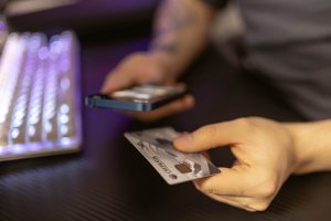 <p>Жительница Апатитов лишилась автомобиля Opel и микроавтобуса Ford. Транспортные средства ушли с молотка за долги. В отделении судебных приставов находилось 12 исполнительных производств о взыскании с женщины задолженности в пользу различных взыскателей на общую сумму более 1,8 миллиона рублей.</p>
<p>Северянка в добровольном порядке погашать долги не торопилась. Место нахождения машин было установлено и они были арестованы. При этом женщине было разъяснено, что у нее есть десять дней для погашения задолженности, иначе арестованное имущество будет продано в счет погашения долга. Однако и после этого женщина не торопилась оплачивать счета.</p>
<p>После проведения оценки специалистом должница обратилась в суд с заявлением о несогласии с оценкой и всячески пыталась оттягивать продажу арестованного имущества. Суд отклонил требования должницы и имущество было передано на торги. Денег, полученных от реализации машин, хватило для погашения задолженности и исполнительского сбора в полном объеме.</p>
<p><em>Фото: УФССП по МО</em></p>