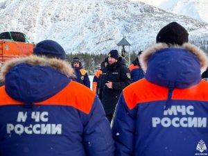 <p>В Мурманской области стартовал учебно-тренировочный сбор по применению техники повышенной проходимости. В Хибинах и Ловозерских тундрах он продлится до 19 марта. Участники - 37 спасателей из разных регионов страны. Основная цель &ndash; повысить квалификацию и подготовиться к работе в сложных природных условиях. Мероприятие проводится под руководством опытных инструкторов.</p>
<p>В программе - теория и практика, направленные на отработку навыков владения современной техникой. Это 25 транспортных средств: снегоходы, снегоболотоходы, вездеходы &laquo;Бурлак&raquo;, которые участвовали в Арктической экспедиции МЧС России и межведомственных учениях &laquo;Безопасная Арктика&raquo;.</p>
<p>Особое внимание - эксплуатации снегоходной техники. Спасатели учатся управлять снегоходами днём и ночью, правильно оценивать рельеф местности и выбирать оптимальные маршруты движения. Участники тренируются в технике буксировки групп лыжников и эвакуации пострадавших. <span style="font-size: large;"><br /></span><em>Фото: ГУ МЧС России по МО</em></p>