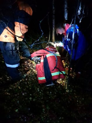 Больного мужчину вынесли из леса спасатели в Мурманске