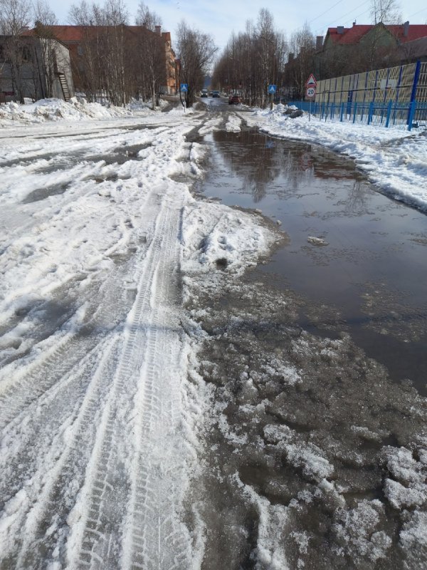 Кандалакшане пожаловались на снежную кашу на дорогах