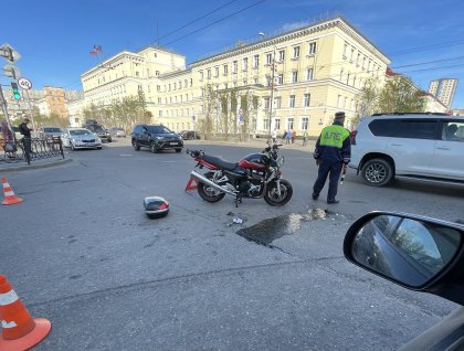 Мотоциклист разбился у Правительства в Мурманске