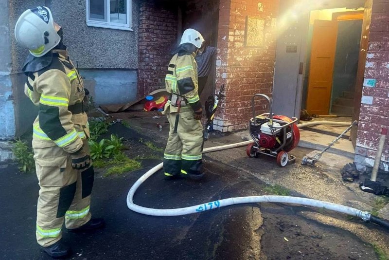 Ночью спасли человека из горящей квартиры в Североморске