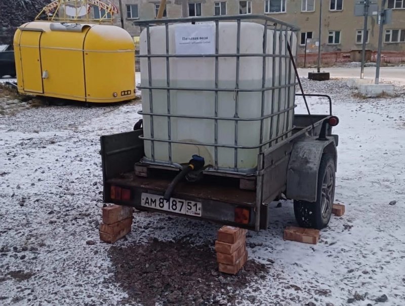 Бак воды привезли жителям Териберки