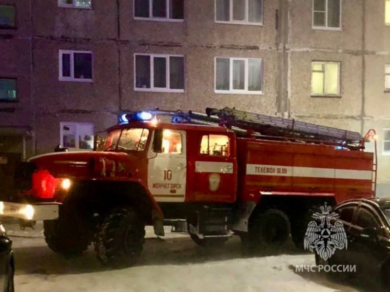 Огонь уничтожил одну и повредил две машины в Мончегорске