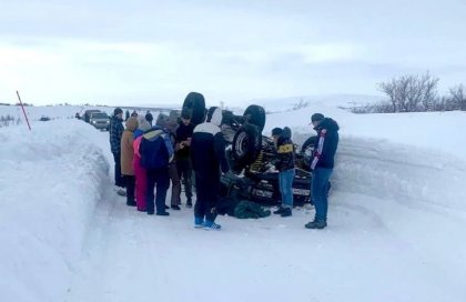 Внедорожник перевернулся и заблокировал дорогу к Териберке