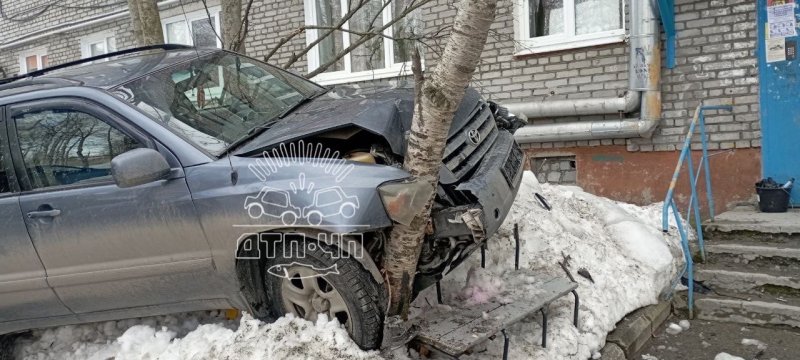 Припарковался в дерево водитель внедорожника в Апатитах