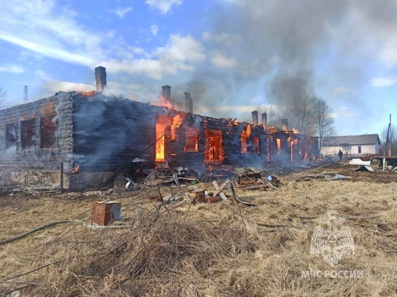 Погиб человек в горящем доме в Пулозере