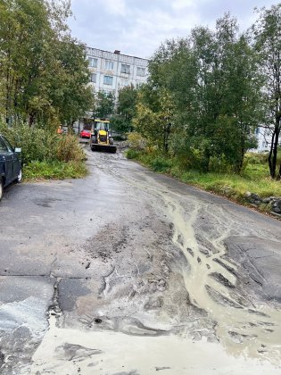 Прорвало трубу и залило водой дорогу в Сафоново