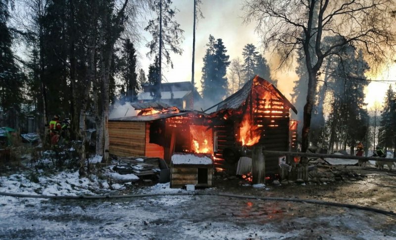 На турбазе сгорели здание с пристройками под Апатитами