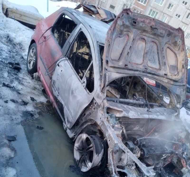 Огонь с одной машины перекинулся на три в Апатитах