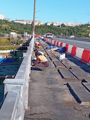 Приступили к покраске перил Кольского моста в Мурманске