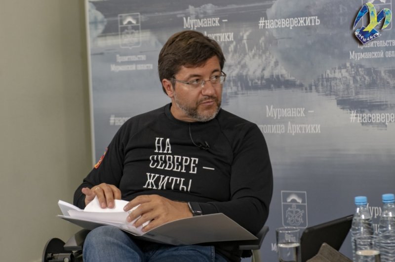 3,5 часа отвечал на вопросы мурманчан Евгений Никора