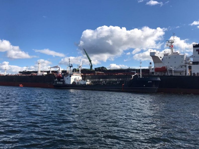 Прокуратура выясняет подробности разлива нефтепродуктов в Кольском заливе