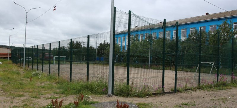 Новым покрытием застелят футбольное поле в Коле