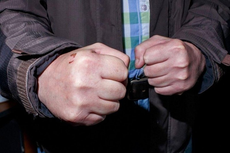 Устроить драку в алкомаркете пытался житель Кировска