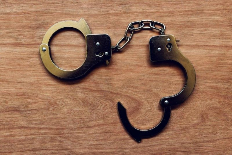 Приковывал наручниками ребенка отчим в Кировске