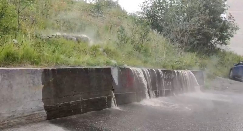 Водопад кипятка заметили на дороге в Мурманске