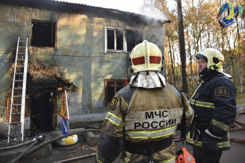 12 человек пострадали при пожаре в деревяшке в Мурманске