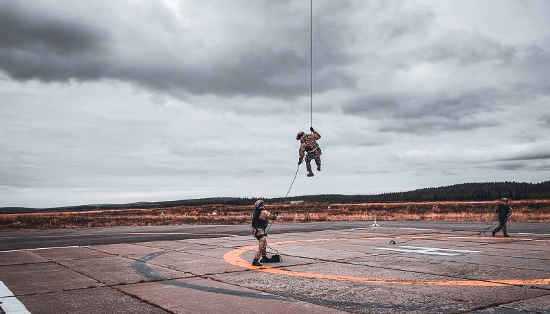 С вертолета учился десантироваться спецназ в Мурманской области